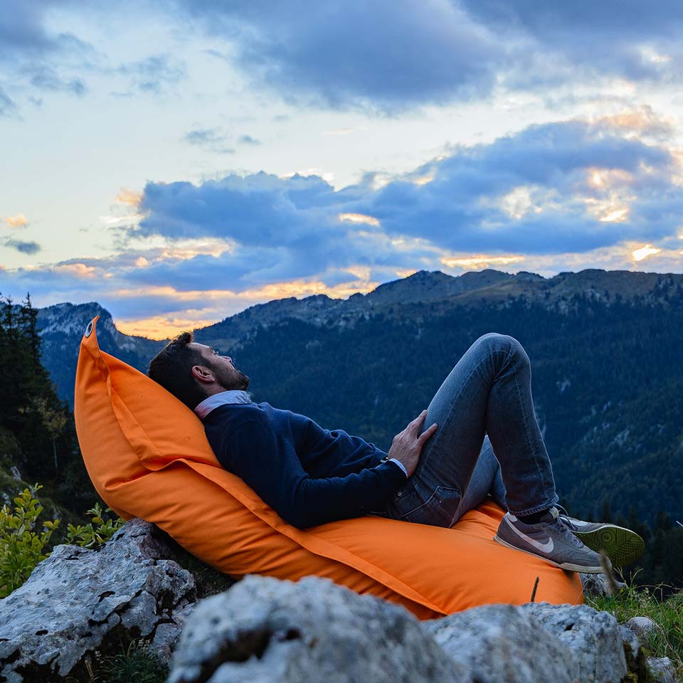 Riesiger Pouf BiG52 IRONRAW aus verstärktem Polyesterstoff für den Außenbereich.